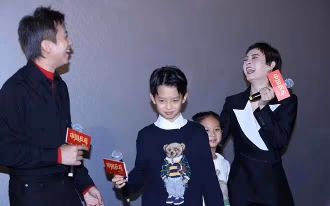 鄧超孫儷帶兒女出席看片禮，一家四口如同複製粘貼，等等帥氣被贊
