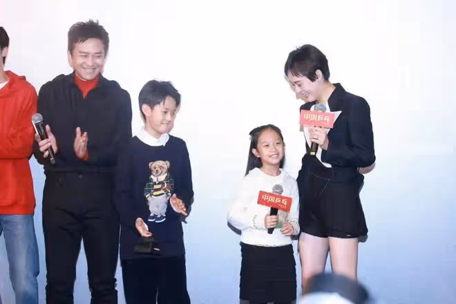 鄧超孫儷帶兒女出席看片禮，一家四口如同複製粘貼，等等帥氣被贊