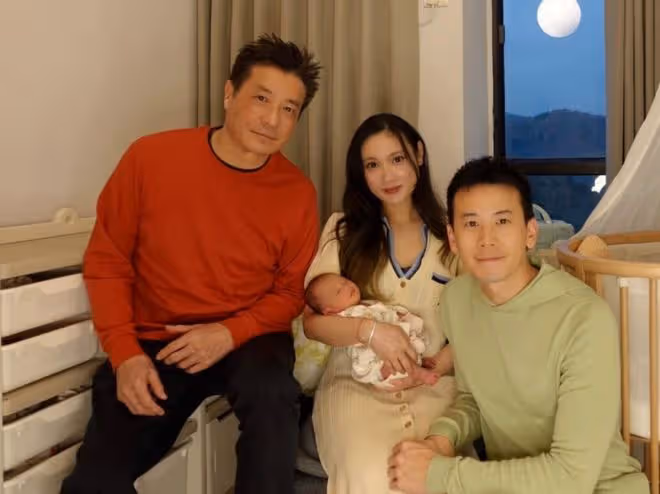 石修榮升爺爺太開心，送金條給孫女當禮物，祖孫三代合影首曝光
