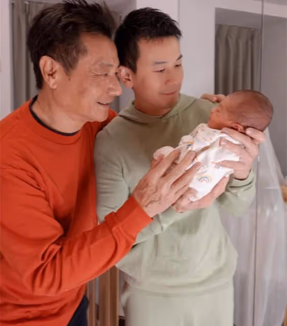 石修榮升爺爺太開心，送金條給孫女當禮物，祖孫三代合影首曝光