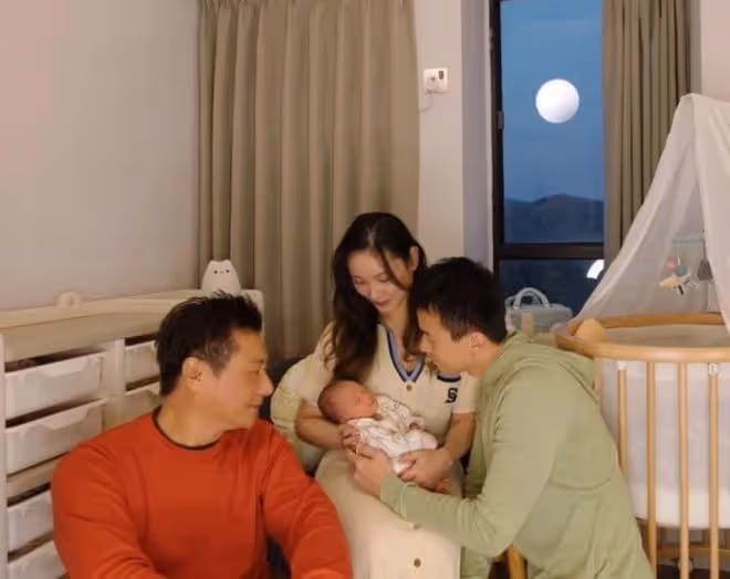 石修榮升爺爺太開心，送金條給孫女當禮物，祖孫三代合影首曝光