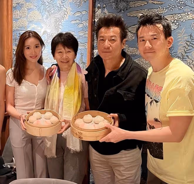 石修榮升爺爺太開心,送金條給孫女當禮物,祖孫三代合影首曝光