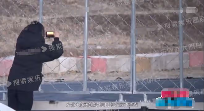 曝知名男星戀情!與美女車庫接吻,互動叫寶貝旁若無人秀恩愛