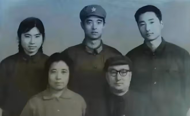曝陳佩斯母親因病去世!生前精神好突遭惡化,全家人悲痛悼念