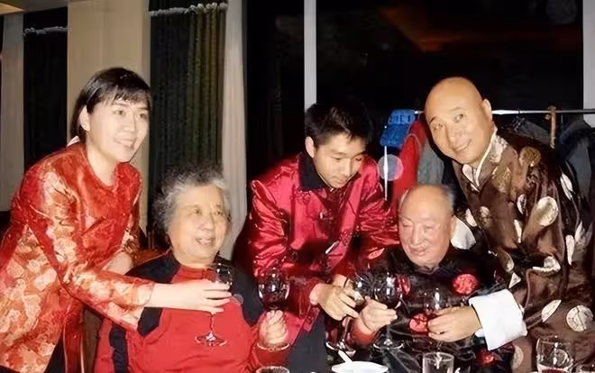 曝陳佩斯母親因病去世!生前精神好突遭惡化,全家人悲痛悼念