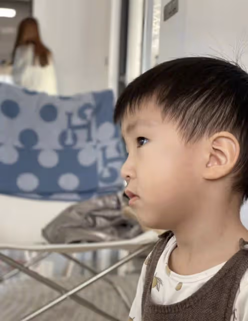 明道曬兒子高清側臉,2歲小小明臉頰圓潤,長得太像媽媽王婷萱