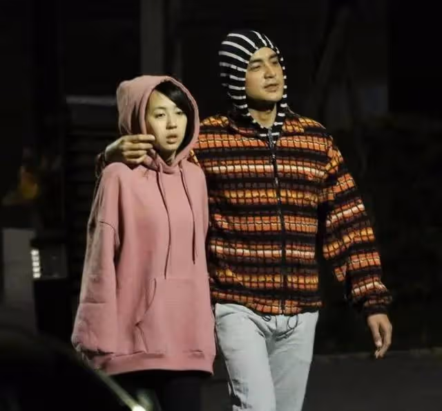 明道曬兒子高清側臉,2歲小小明臉頰圓潤,長得太像媽媽王婷萱