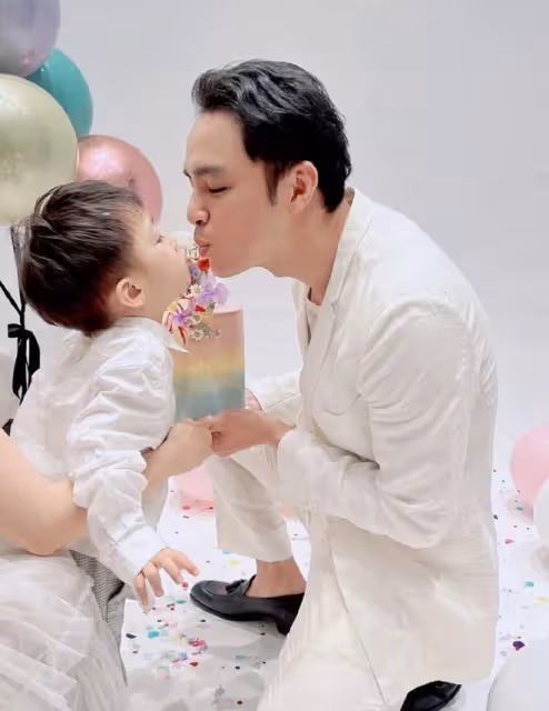 明道曬兒子高清側臉,2歲小小明臉頰圓潤,長得太像媽媽王婷萱