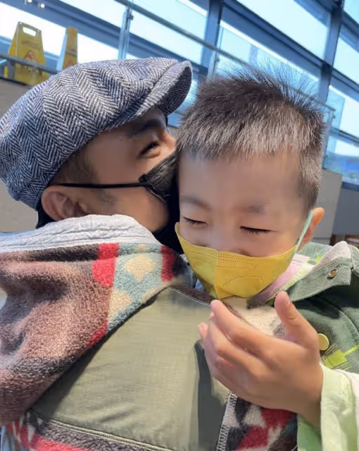 明道曬兒子高清側臉,2歲小小明臉頰圓潤,長得太像媽媽王婷萱