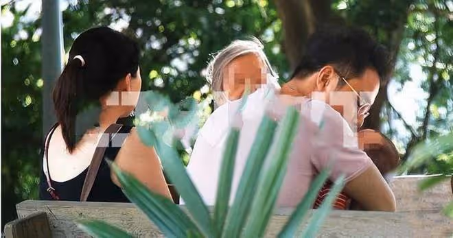 明道曬兒子高清側臉,2歲小小明臉頰圓潤,長得太像媽媽王婷萱