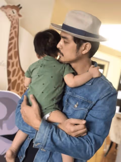 明道曬兒子高清側臉,2歲小小明臉頰圓潤,長得太像媽媽王婷萱