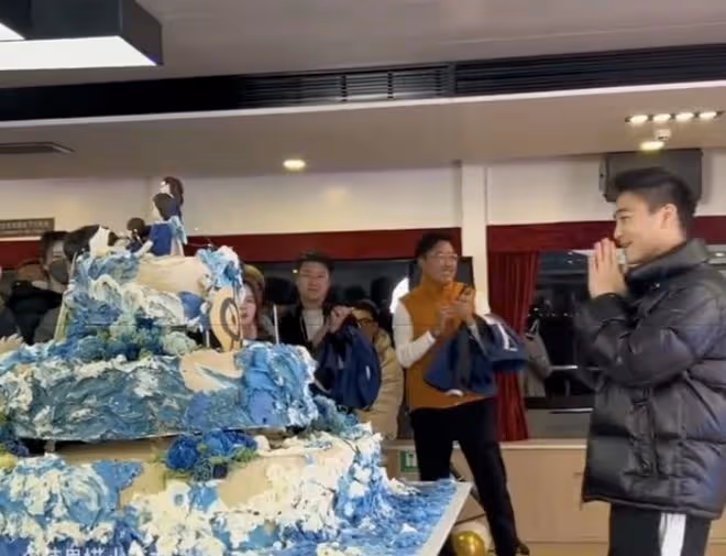 奚夢瑤為何猷君慶祝28歲生日,夫妻倆與超大蛋糕合影,身高差搶鏡