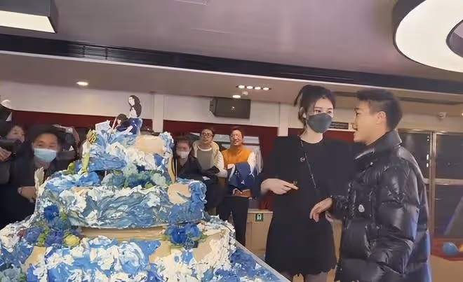 奚夢瑤為何猷君慶祝28歲生日,夫妻倆與超大蛋糕合影,身高差搶鏡