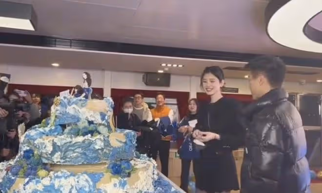 奚夢瑤為何猷君慶祝28歲生日,夫妻倆與超大蛋糕合影,身高差搶鏡