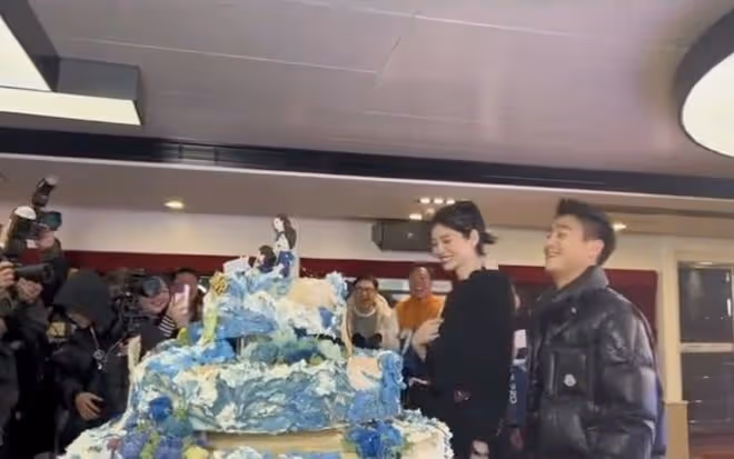 奚夢瑤為何猷君慶祝28歲生日,夫妻倆與超大蛋糕合影,身高差搶鏡