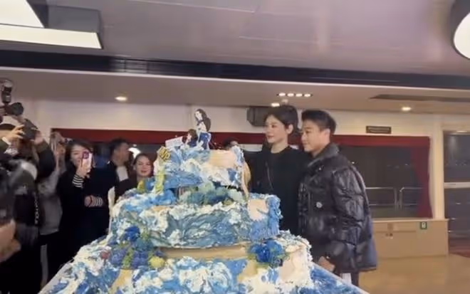 奚夢瑤為何猷君慶祝28歲生日,夫妻倆與超大蛋糕合影,身高差搶鏡