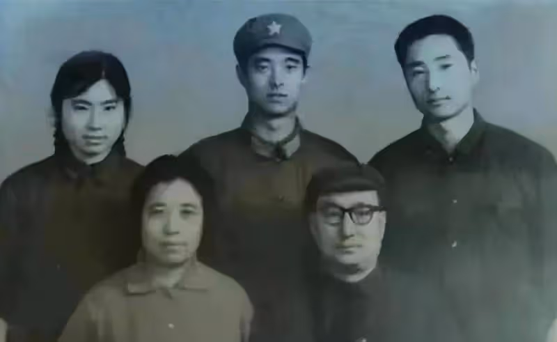 陳佩斯曝母親感染新冠去世,配合治療病情突然惡化,享年91歲