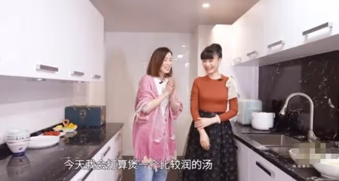 47歲港星佘詩曼長居上海，豪宅曝光有格調，愛上網購卻被列黑名單