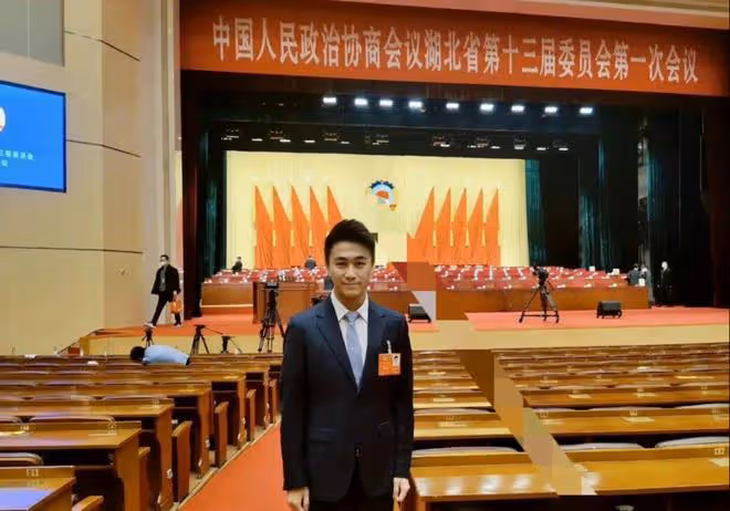 賭王兒子何猷君最新身份曝光，當選湖北省政協委員，贏家非他莫屬