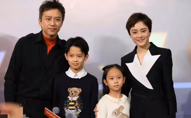 鄧超一家四口參加首映禮，兒子等等又帥又羞澀，女兒小花聲音軟萌