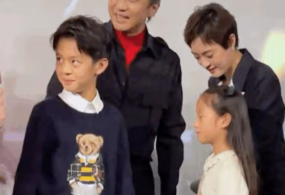 鄧超一家四口參加首映禮，兒子等等又帥又羞澀，女兒小花聲音軟萌