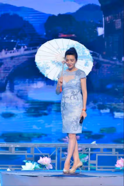 江珊：穿薄紗旗袍裙溫婉又明艷，和親生女兒同框，不像母女像姐妹
