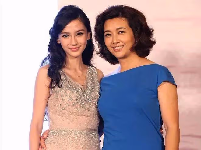 江珊：穿薄紗旗袍裙溫婉又明艷，和親生女兒同框，不像母女像姐妹