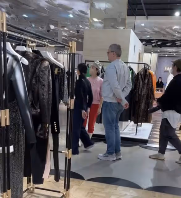 68歲林青霞現身法國暴瘦脫相！皺紋如樹皮，滄桑憔悴被認成清潔工