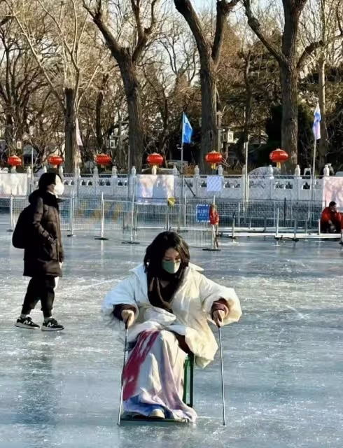 周迅在什剎海玩溜冰！穿千元衣嬌俏似少女，與小13歲男友感情穩定