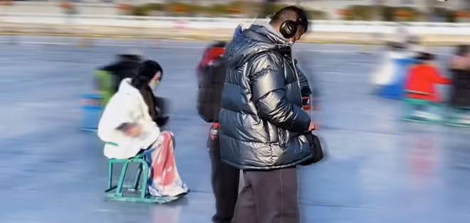 周迅在什剎海玩溜冰！穿千元衣嬌俏似少女，與小13歲男友感情穩定