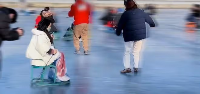 周迅在什剎海玩溜冰！穿千元衣嬌俏似少女，與小13歲男友感情穩定