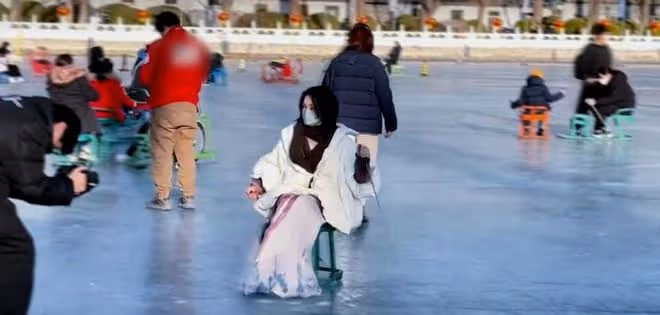周迅在什剎海玩溜冰！穿千元衣嬌俏似少女，與小13歲男友感情穩定