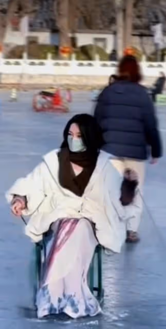 周迅在什剎海玩溜冰！穿千元衣嬌俏似少女，與小13歲男友感情穩定