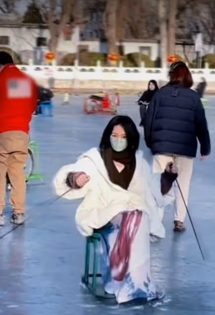 周迅在什剎海玩溜冰！穿千元衣嬌俏似少女，與小13歲男友感情穩定
