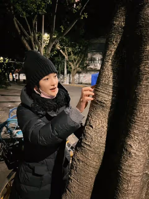 周迅在什剎海玩溜冰！穿千元衣嬌俏似少女，與小13歲男友感情穩定