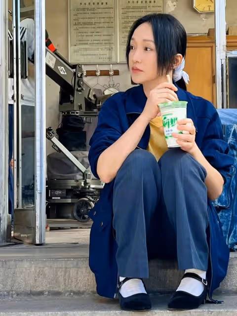 周迅在什剎海玩溜冰！穿千元衣嬌俏似少女，與小13歲男友感情穩定