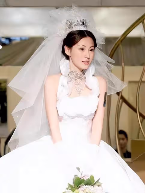 41歲港圈女神承認秘密結婚!攜千萬豪宅下嫁,姐弟戀老公身份曝光