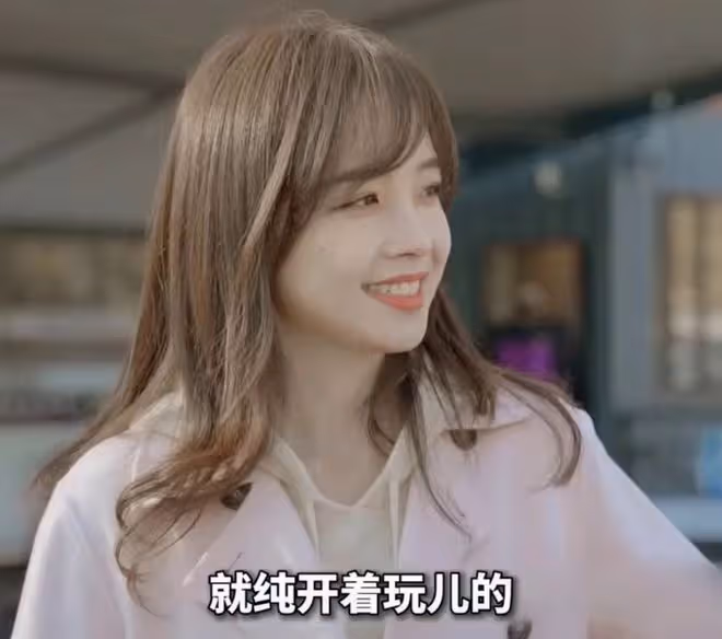 王冰冰化身賽車女神顏值吸睛!身材變瘦甜美酷辣,回歸央視受重用