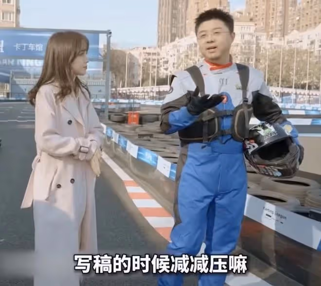 王冰冰化身賽車女神顏值吸睛!身材變瘦甜美酷辣,回歸央視受重用