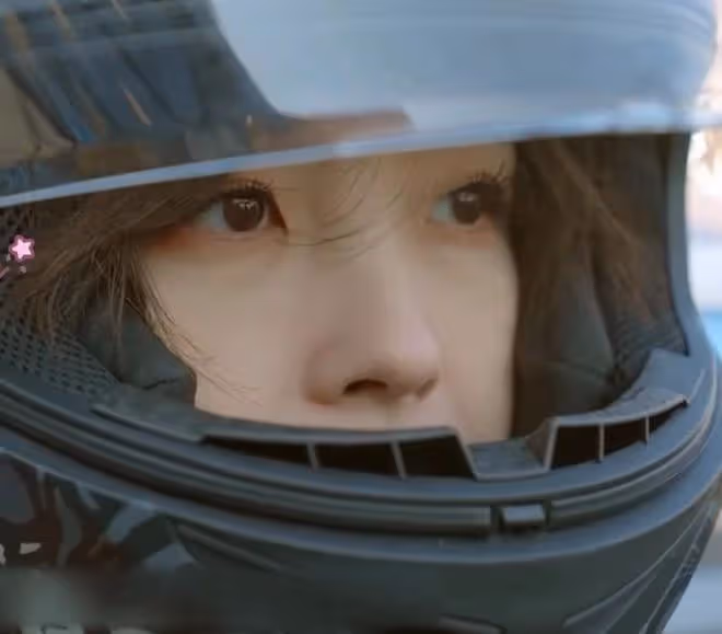 王冰冰化身賽車女神顏值吸睛!身材變瘦甜美酷辣,回歸央視受重用