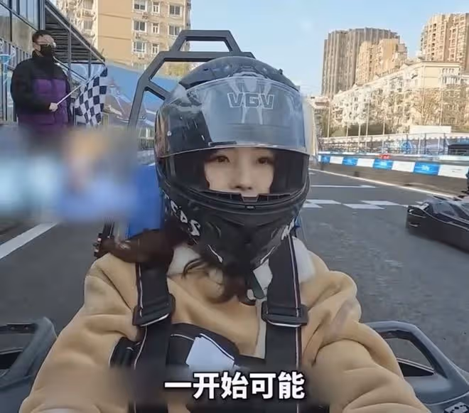 王冰冰化身賽車女神顏值吸睛!身材變瘦甜美酷辣,回歸央視受重用