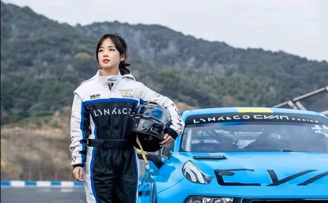 王冰冰化身賽車女神顏值吸睛!身材變瘦甜美酷辣,回歸央視受重用