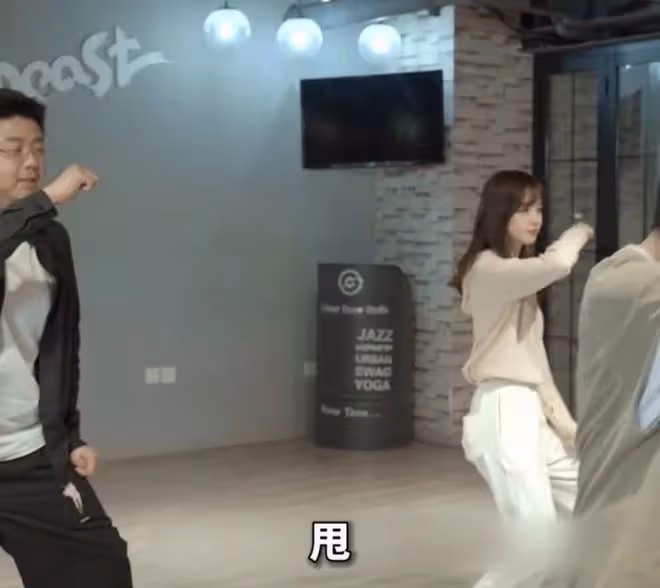 王冰冰化身賽車女神顏值吸睛!身材變瘦甜美酷辣,回歸央視受重用