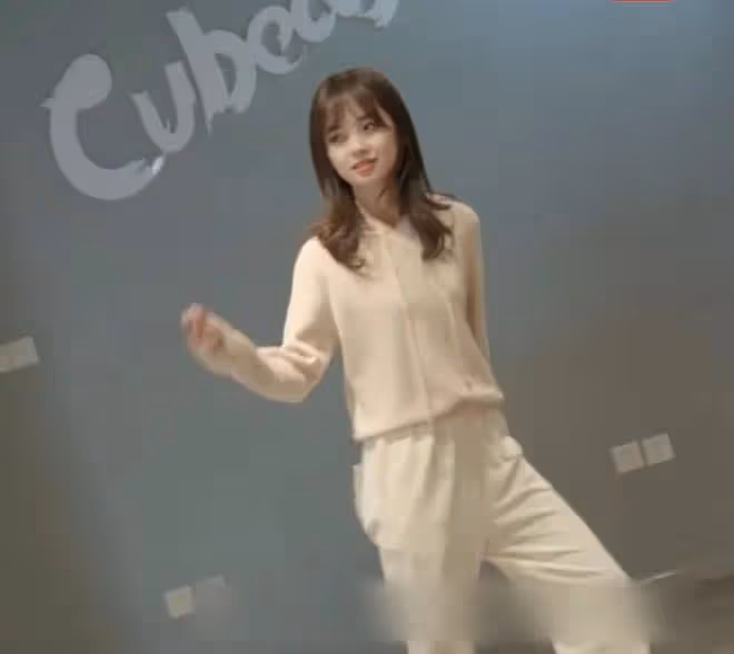 王冰冰化身賽車女神顏值吸睛!身材變瘦甜美酷辣,回歸央視受重用