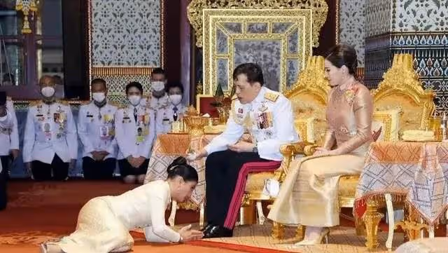 太荒唐!瑪哈國王不顧長女病危給小公主高調慶生,泰國民眾憤怒