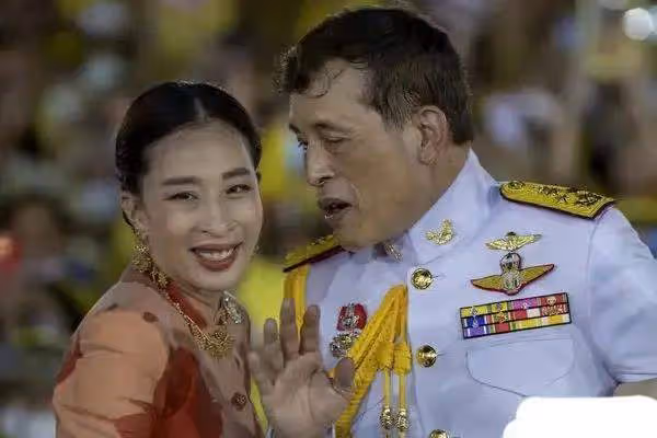 太荒唐!瑪哈國王不顧長女病危給小公主高調慶生,泰國民眾憤怒