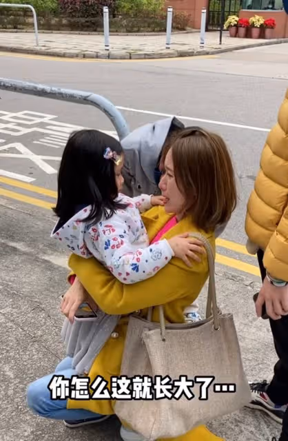 劉愷威前女友回港過年!隔5個月見老公子女很激動,抱成一團大哭