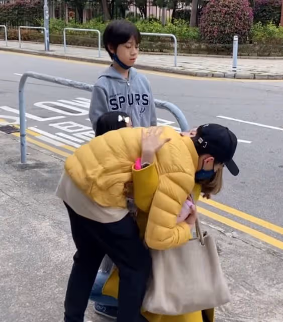 劉愷威前女友回港過年!隔5個月見老公子女很激動,抱成一團大哭