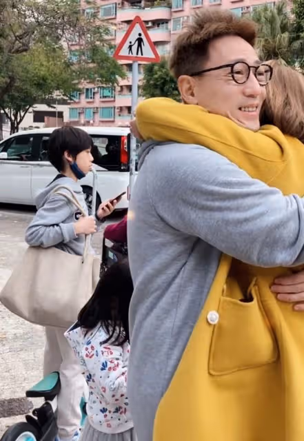 劉愷威前女友回港過年!隔5個月見老公子女很激動,抱成一團大哭