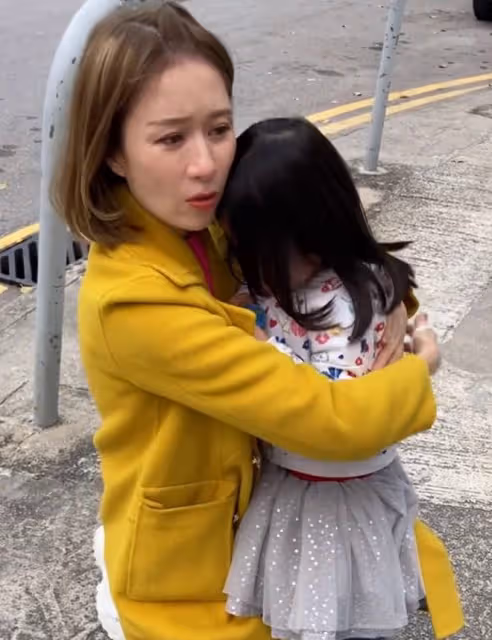 劉愷威前女友回港過年!隔5個月見老公子女很激動,抱成一團大哭
